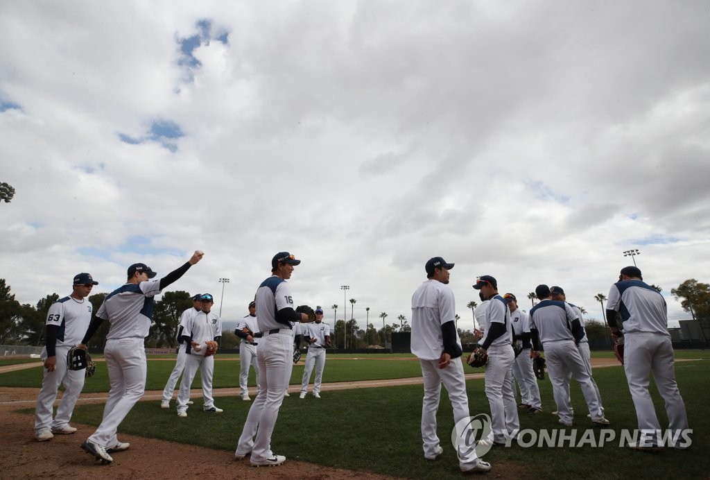 Players of the NC Dinos get ready for practice at their spring training site at Reid Park Annex Fields in Tucson, Arizona, on Feb. 18, 2019. (Yonhap) 