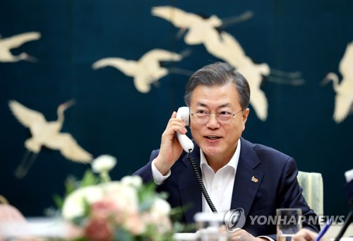 트럼프 미 대통령과 통화하는 문 대통령