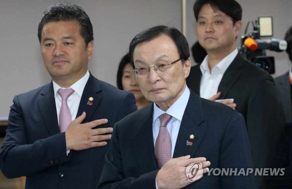 국기에 대한 경례하는 이해찬