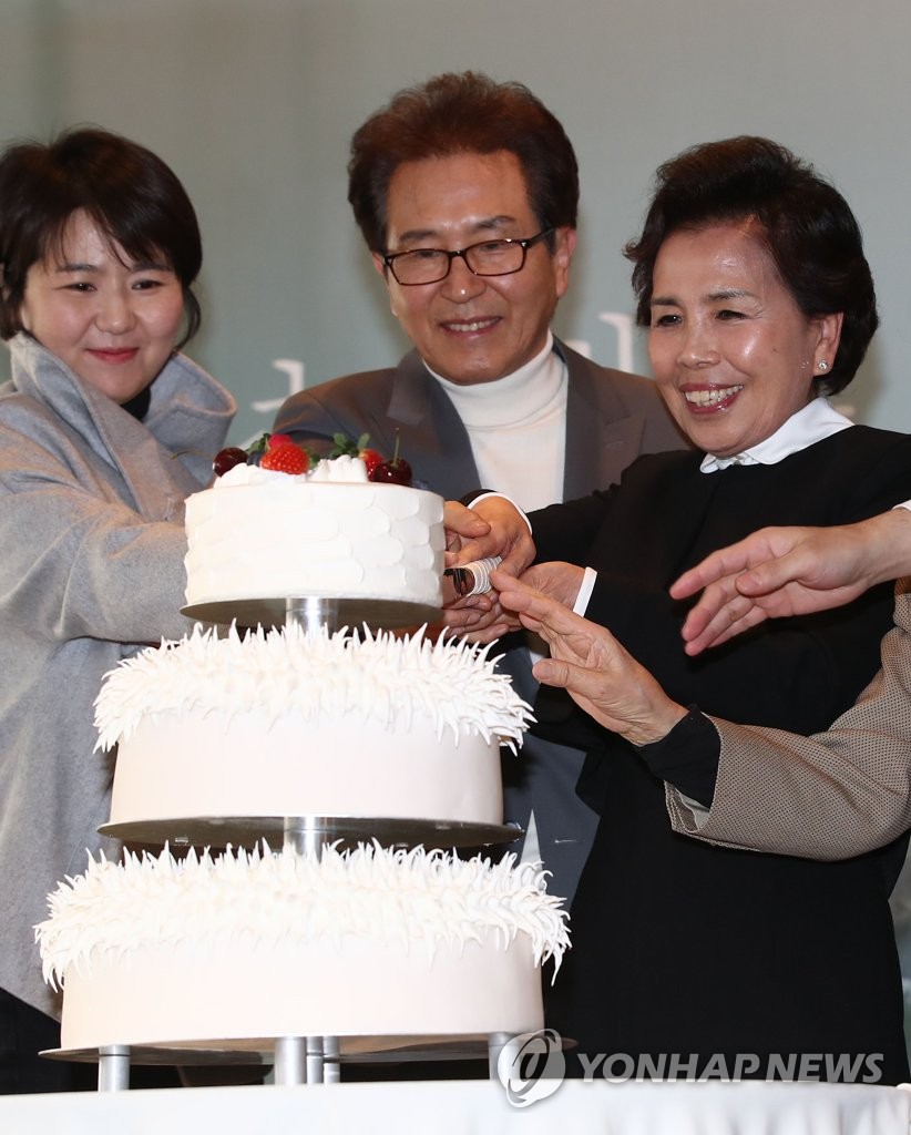 이미자 '데뷔 60주년 기념 케이크 커팅'