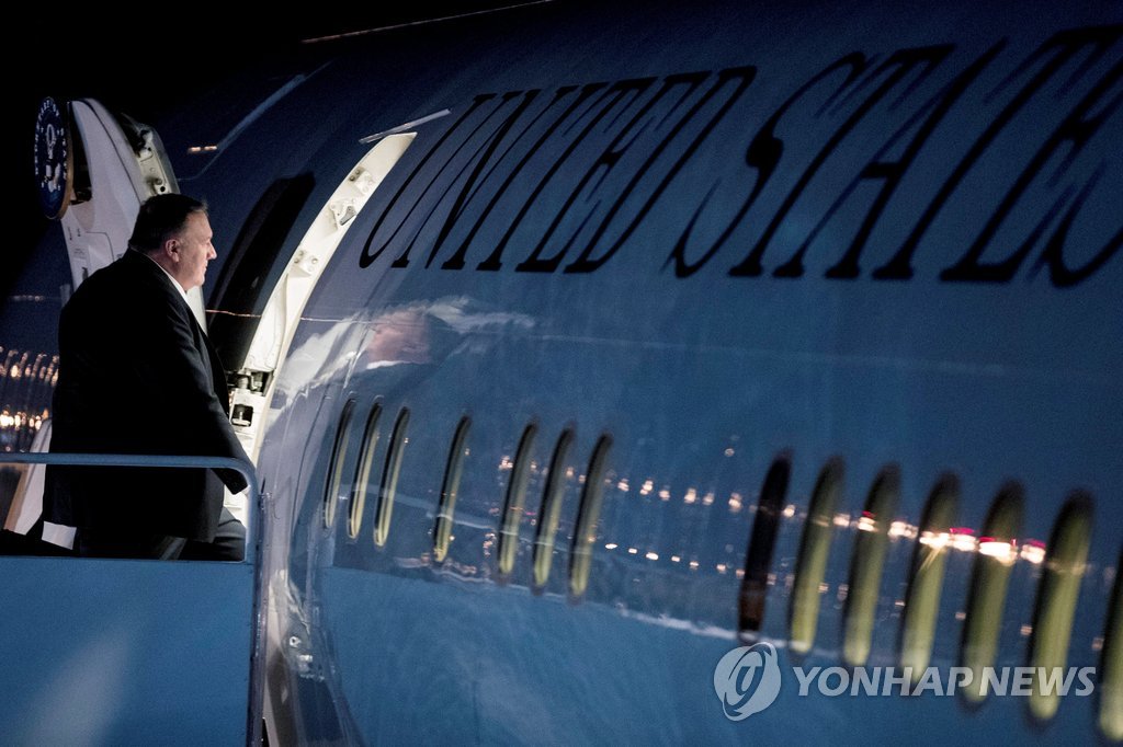 하노이 향해 전용기 오른 폼페이오