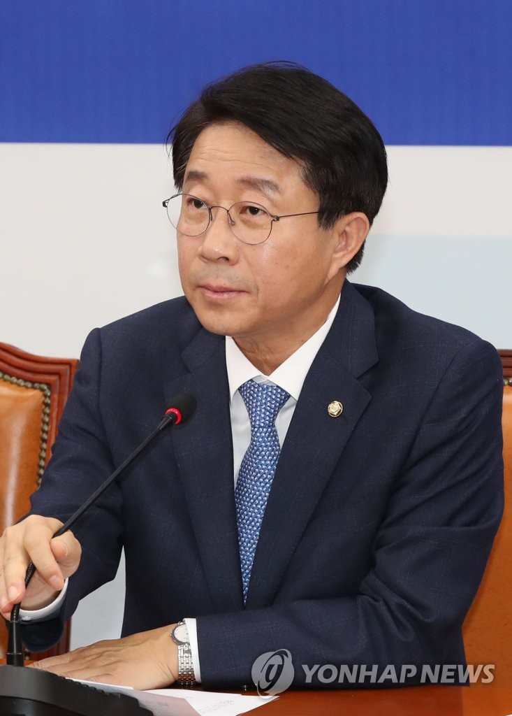 발언하는 조정식