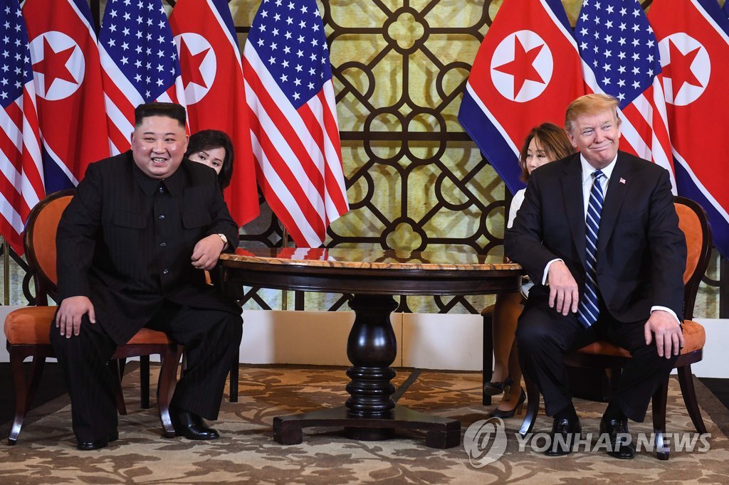 단독 정상회담 중 미소 짓는 북미 정상