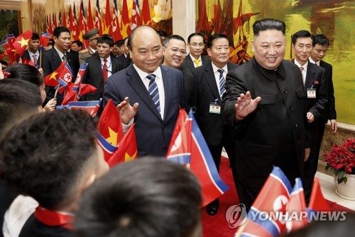 손 흔드는 김정은 국무위원장