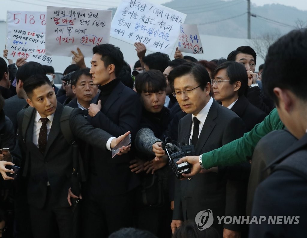 질문에 답하는 황교안 대표