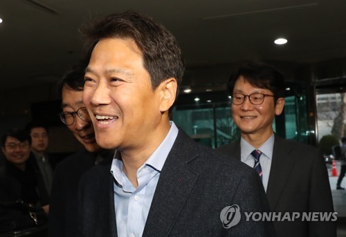 만찬장 들어서는 임종석 전 대통령 비서실장