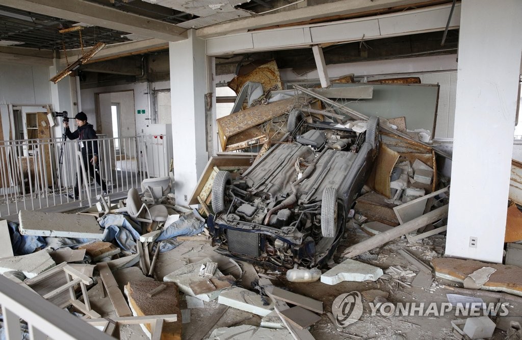 동일본대지진의 흔적…고교 교정안에 밀려든 자동차