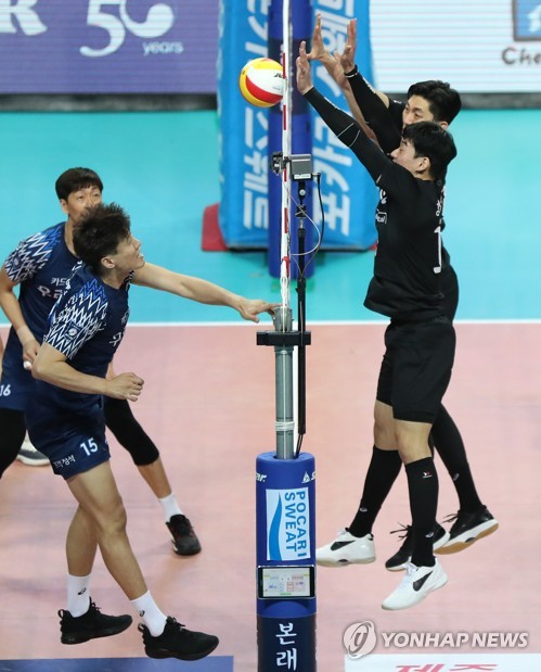 KB손해보험으로 이적한 김정환(왼쪽)