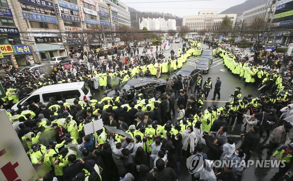 광주 떠나는 전두환 차량 행렬