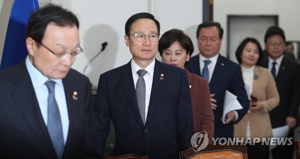 굳은 표정의 민주당 지도부