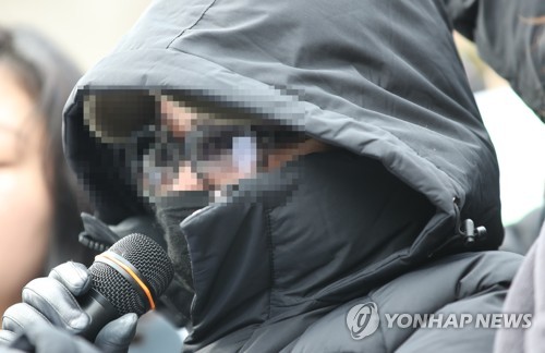 (서울=연합뉴스) 김주성 기자 = 지난 15일 오전 서울 세종문화회관 계단에서 '한국여성의전화'와 '성매매 문제 해결을 위한 전국연대' 등 1천33개 단체 공동주최로 열린 '김학의 전 법무부 차관 등에 의한 성폭력 사건', '고 장자연씨 사건'에 대한 진상규명 촉구 기자회견에서 '김 전 차관 성폭력 사건' 피해자가 증언하고 있다. utzza@yna.co.kr