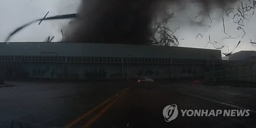 강풍에 뜯겨나가는 현대제철 지붕