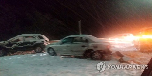 서울양양고속도 차량 10여대 눈길 사고