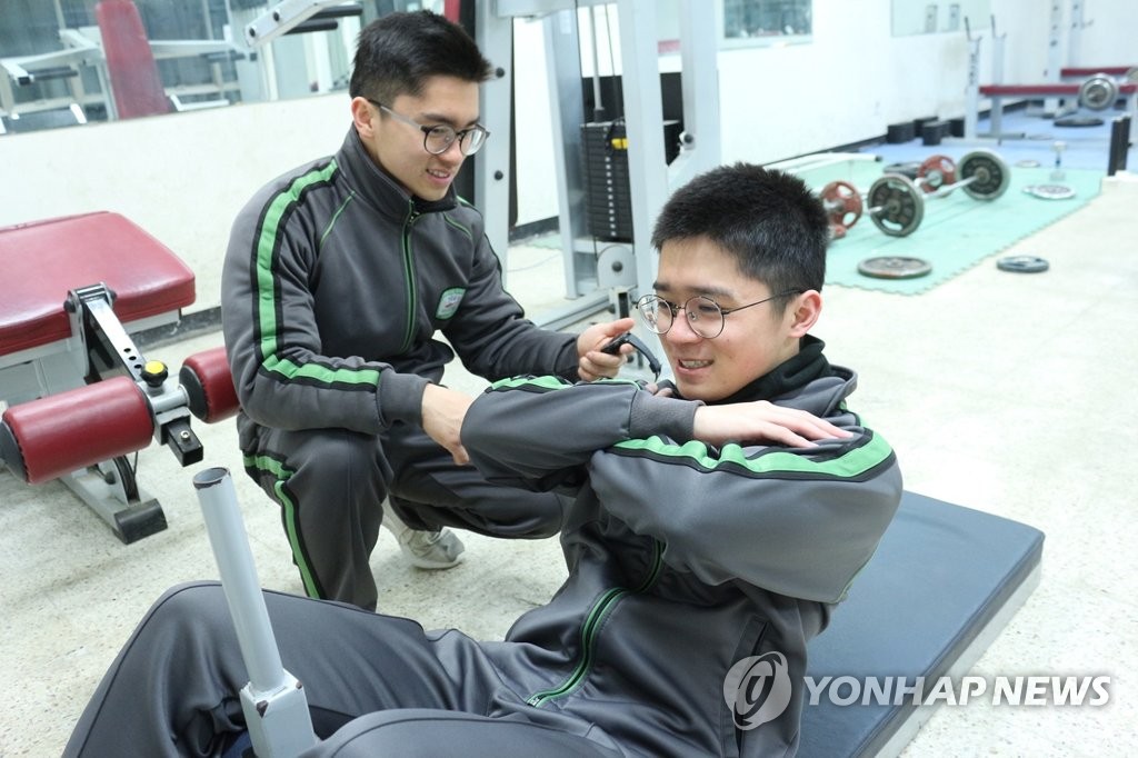 운동하는 육군 조현우·조현수 형제