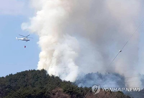 속초 도문동 야산서 산불…헬기 투입 진화