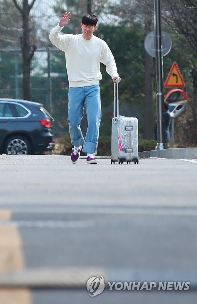 멀리서 손 흔드는 손흥민