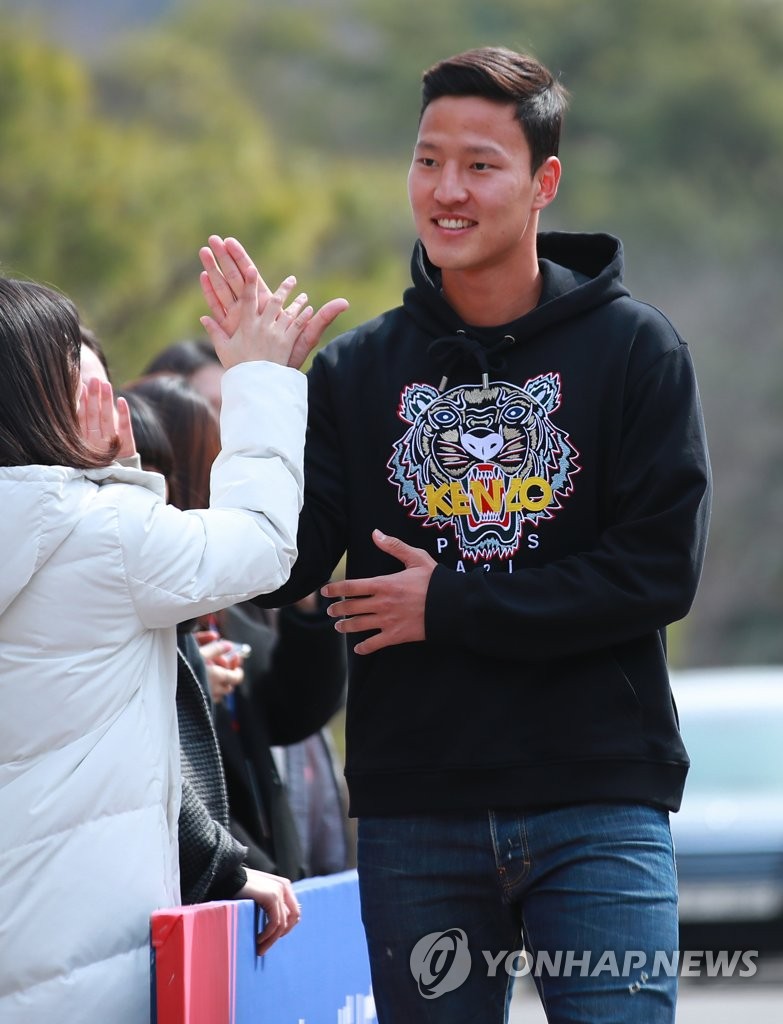 하이파이브 권경원