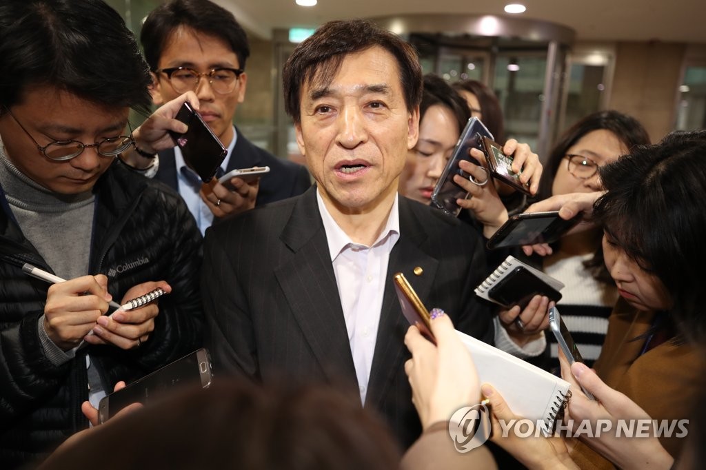 출근길 취재진에게 둘러싸인 이주열 한은 총재