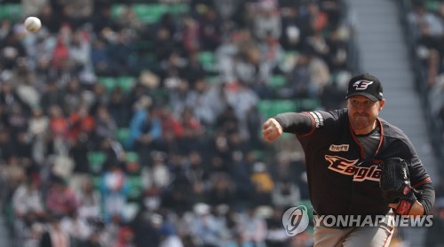 한화 선발 서폴드 역투
