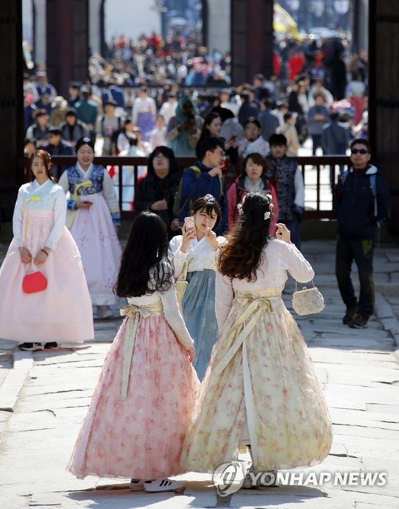 Touristes à Gyeongbok Touristes à Gyeongbok