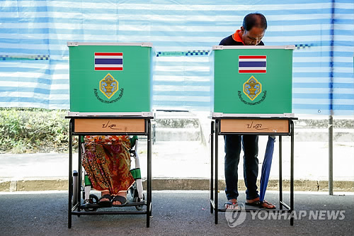 8년 만의 태국 총선…한 표 행사하는 유권자들