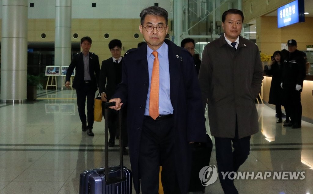 출경하는 남북공동연락사무소 직원들