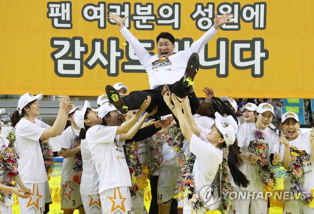 여자농구 KB, 창단 첫 통합 우승…박지수 챔프전 MVP