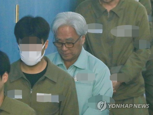 법정 향하는 이윤택