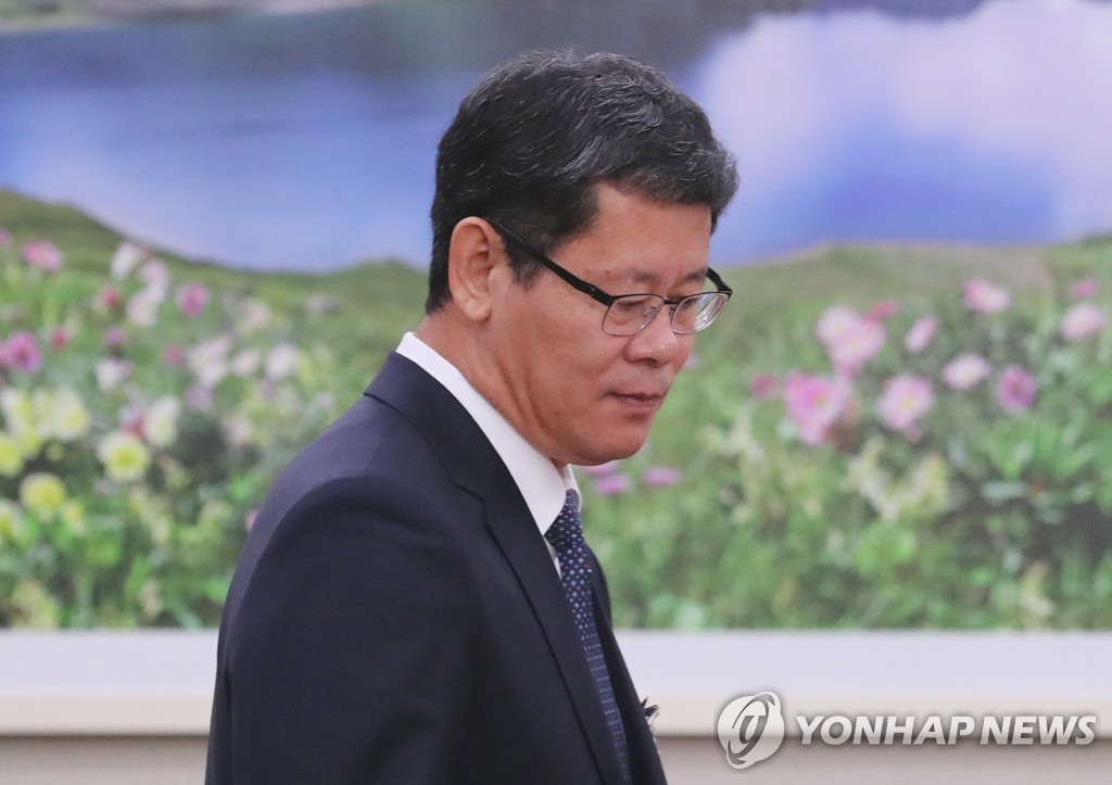 인사청문회 입장하는 김연철 후보자