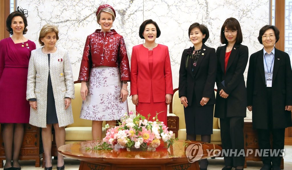 수행원들과 기념 촬영을 하는 김정숙 여사와 마틸드 벨기에 왕비