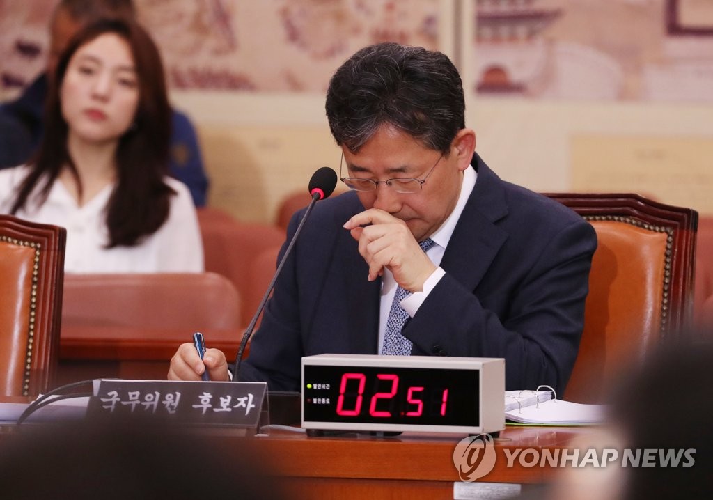 질문 듣는 박양우 후보자