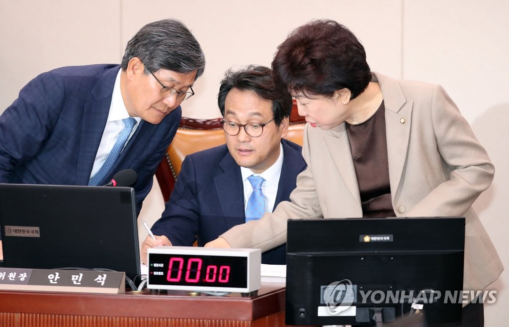 얘기 나누는 안민석 위원장과 여ㆍ야 간사