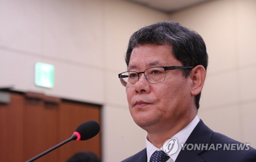 질의 듣는 김연철 후보자