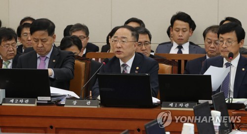 답변하는 홍남기 경제부총리