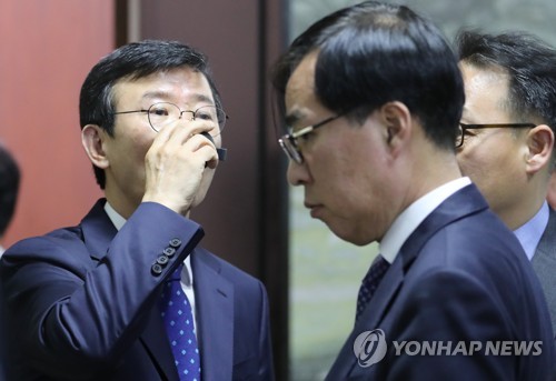 물 마시는 문성혁 해수부 장관 후보자