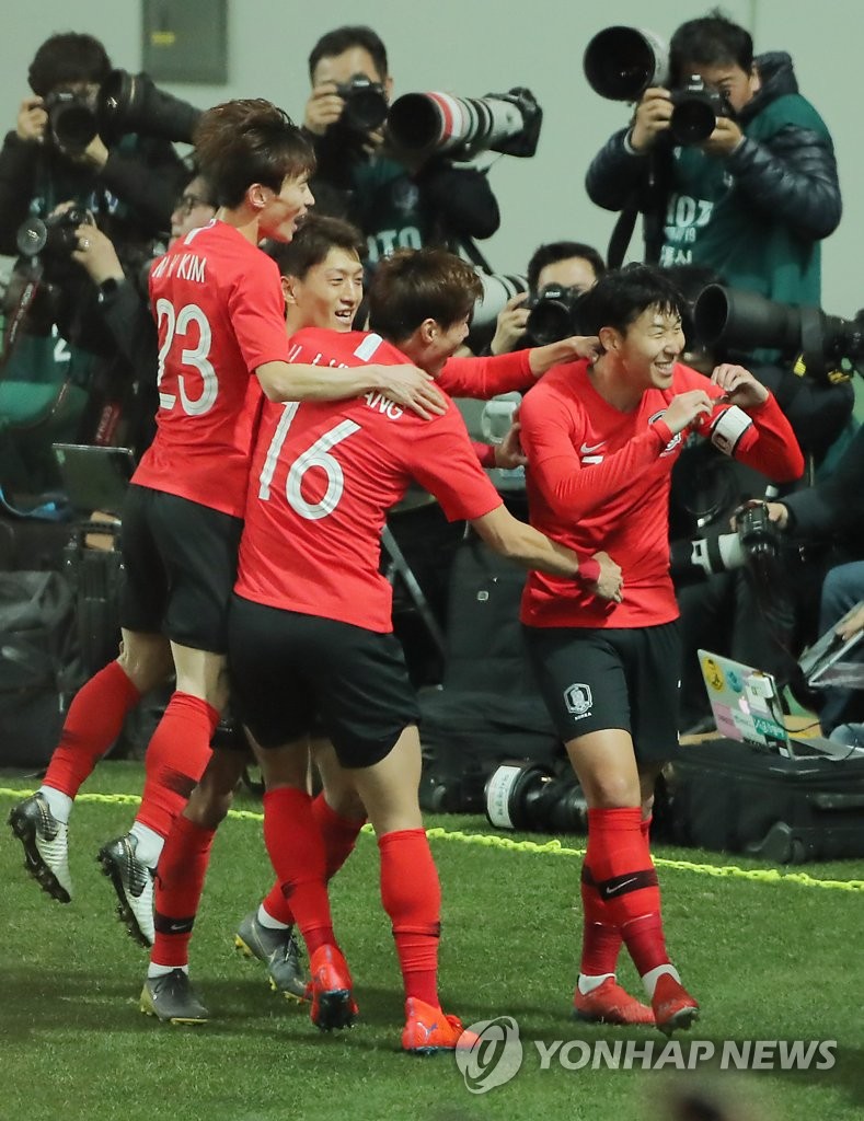 하트 날리는 손흥민