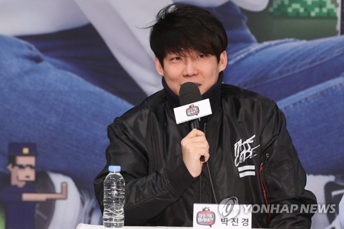 인사말 하는 박진경 연출