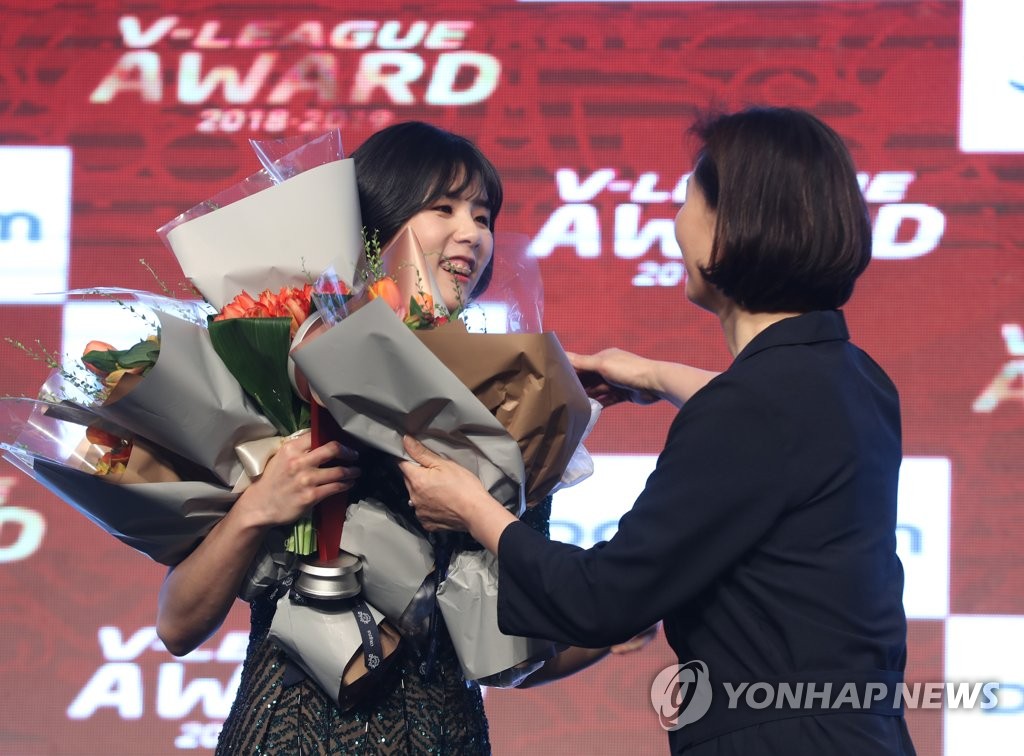 박미희 감독 축하받는 여자부 MVP 이재영