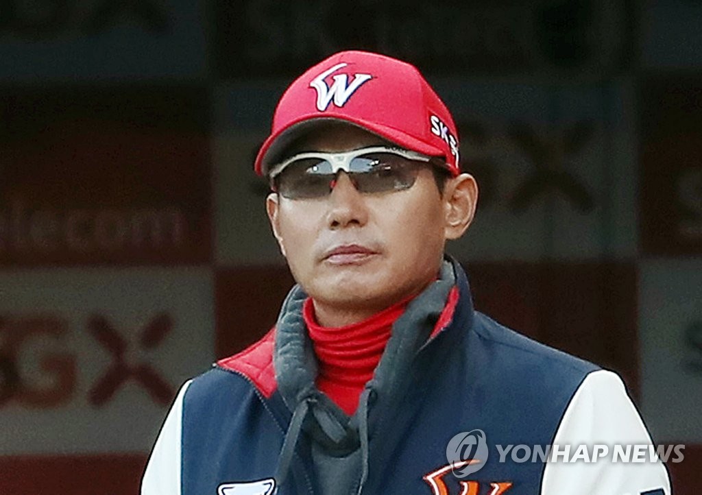 In this file photo from April 2, 2019, SK Wyverns manager Youm Kyoung-youb watches his team in action against the Lotte Giants in the top of the first inning of a Korea Baseball Organization regular season game at SK Happy Dream Park in Incheon, 40 kilometers west of Seoul. (Yonhap)