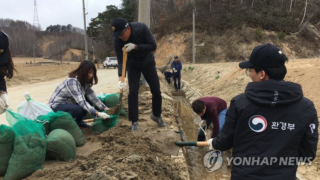 도암호 상류지역 토사 제거 작업