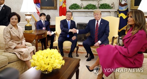 오벌오피스에 함께 모인 한-미 정상 내외