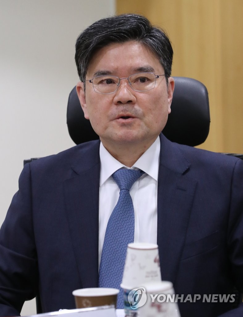 인사하는 고유환 교수