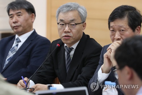 브리핑하는 이승욱 위원