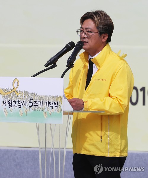 추도사 하는 장훈 운영위원장