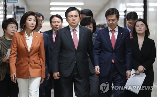 굳은 표정의 황교안 대표