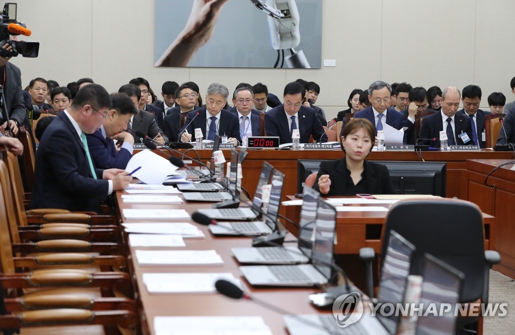 자유한국당 불참으로 지연되는 회의
