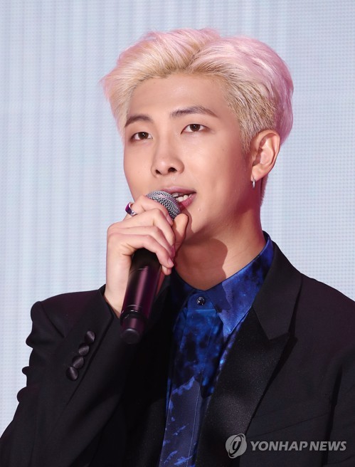 인사말하는 RM
