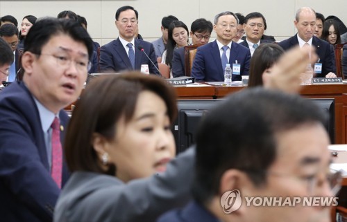 의원들 발언 듣는 과기부 차관과 황창규 회장