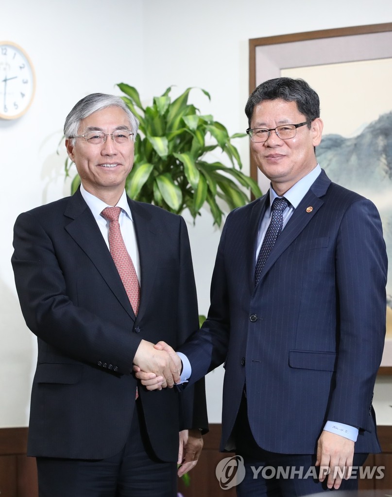 Unification minister meets Chinese envoy Unification minister meets Chinese envoy