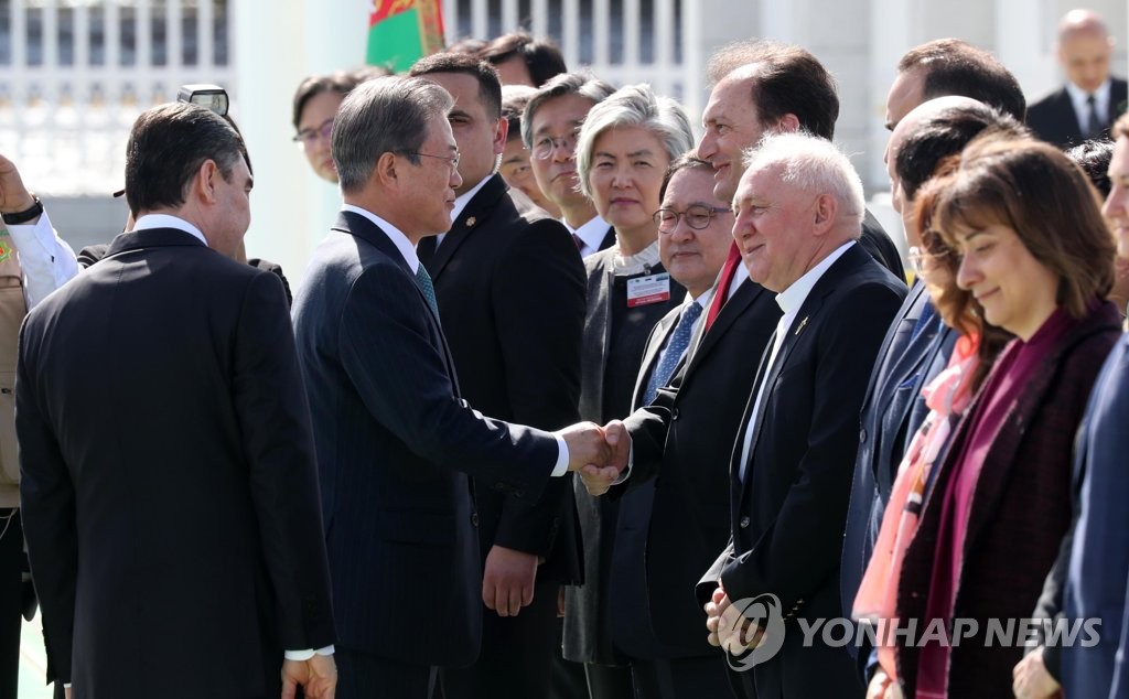 투르크메니스탄 장관들과 인사하는 문 대통령